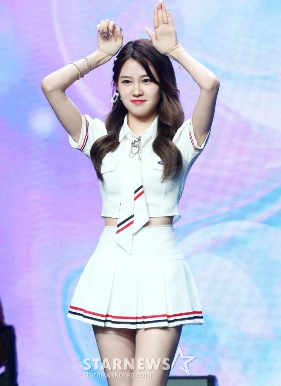 걸그룹 아일리원(ILY:1) 아라가 25일 오후 서울 강남구 청담동 일지아트홀에서 진행된 두 번째 미니 앨범 'New Chapter(뉴 챕터)' 발매 기념 쇼케이스에 참석해 포즈를 취하고 있다. 아일리원 이번 앨범에는 타이틀곡 'MY COLOR(마이 컬러)'를 비롯해 'Shining Sky(샤이닝 스카이)', '꽃이 피었습니다(Blossom)' 등 총 3곡이 수록됐다. 2023.07.25 /사진=김창현 기자 chmt@