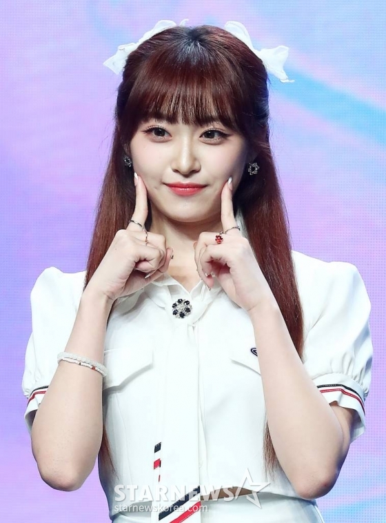 걸그룹 아일리원(ILY:1) 리리카가 25일 오후 서울 강남구 청담동 일지아트홀에서 진행된 두 번째 미니 앨범 'New Chapter(뉴 챕터)' 발매 기념 쇼케이스에 참석해 포즈를 취하고 있다. 아일리원 이번 앨범에는 타이틀곡 'MY COLOR(마이 컬러)'를 비롯해 'Shining Sky(샤이닝 스카이)', '꽃이 피었습니다(Blossom)' 등 총 3곡이 수록됐다. 2023.07.25 /사진=김창현 기자 chmt@