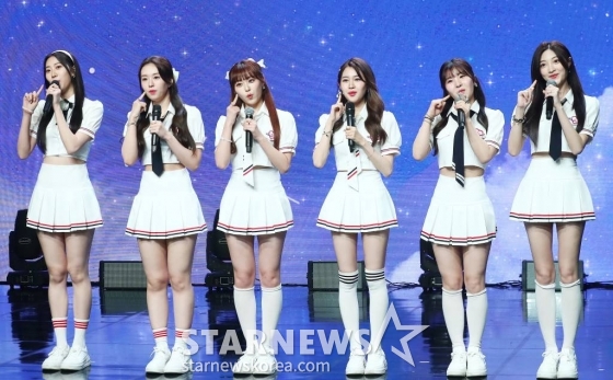 걸그룹 아일리원(ILY:1)이 25일 오후 서울 강남구 청담동 일지아트홀에서 진행된 두 번째 미니 앨범 'New Chapter(뉴 챕터)' 발매 기념 쇼케이스에 참석해 포즈를 취하고 있다. 아일리원 이번 앨범에는 타이틀곡 'MY COLOR(마이 컬러)'를 비롯해 'Shining Sky(샤이닝 스카이)', '꽃이 피었습니다(Blossom)' 등 총 3곡이 수록됐다. 2023.07.25 /사진=김창현 기자 chmt@