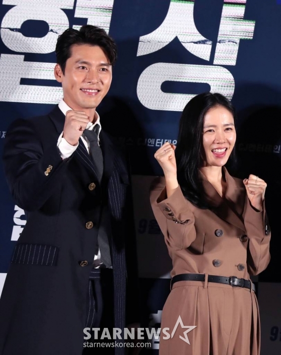 배우 손예진, 현빈이 10일 오후 서울 용산CGV에서 열린 영화 '협상' 언론시사 및 간담회에서 포즈를 취하고 있다. /사진=홍봉진 기자 honggga@