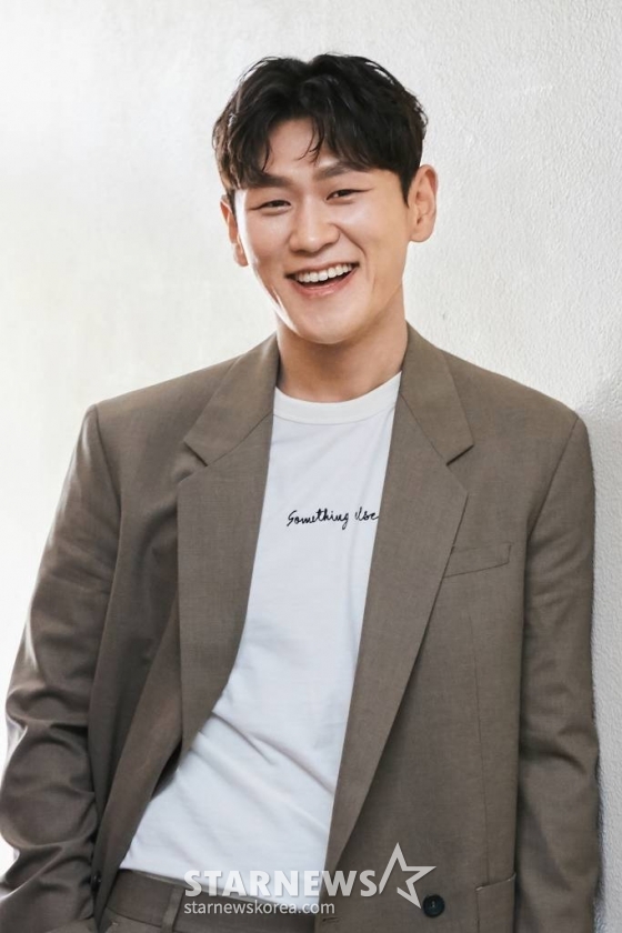 배우 강홍석이 8일 오후 화상으로 진행된 KBS 2TV '대박부동산' 종영 인터뷰에 앞서 포즈를 취하고 있다. 강홍석은 '대박부동산에서' 천재해커 허지철 역을 맡았다. 퇴마 사기꾼 오인범(정용화 분)과 사기를 치면서 돈을 착실하게 모은 인물이다. 오인범 그리고 진짜 퇴마사 홍지아(장나라 분)를 만나 원귀를 퇴마를 위해 정보 수집을 한다. 때로 눈치 없는 곰 같은 성격으로 시청자들에게 유쾌한 웃음을 안겼다. / 사진제공 = 씨제스엔터테인먼트 /사진=김창현 기자 chmt@