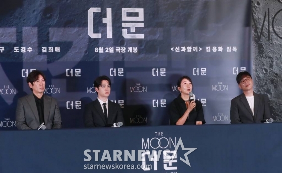 배우 설경구, 도경수, 김희애, 김용화 감독이 25일 오후 서울 CGV용산아이파크몰에서 진행된 영화 '더 문'(감독 김용화) 언론시사회에 참석해 질문에 답하고 있다. 사고로 인해 홀로 달에 고립된 우주 대원 선우와 필사적으로 그를 구하려는 전 우주센터장 재국의 사투를 그린 영화 '더 문'은 8월 2일 개봉한다. /2023.07.25 /사진=이동훈 기자 photoguy@