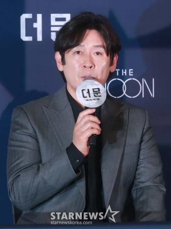 배우 설경구가 25일 오후 서울 CGV용산아이파크몰에서 진행된 영화 '더 문'(감독 김용화) 언론시사회에 참석해 질문에 답하고 있다. 사고로 인해 홀로 달에 고립된 우주 대원 선우와 필사적으로 그를 구하려는 전 우주센터장 재국의 사투를 그린 영화 '더 문'은 8월 2일 개봉한다. /2023.07.25 /사진=이동훈 기자 photoguy@