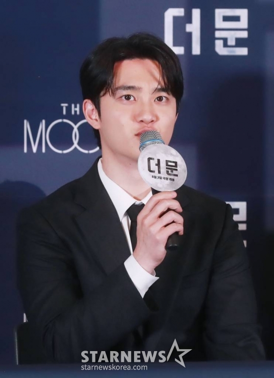 배우 도경수가 25일 오후 서울 CGV용산아이파크몰에서 진행된 영화 '더 문'(감독 김용화) 언론시사회에 참석해 질문에 답하고 있다. 사고로 인해 홀로 달에 고립된 우주 대원 선우와 필사적으로 그를 구하려는 전 우주센터장 재국의 사투를 그린 영화 '더 문'은 8월 2일 개봉한다. /2023.07.25 /사진=이동훈 기자 photoguy@