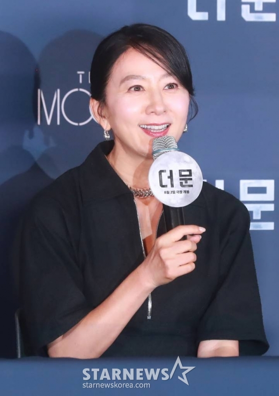 배우 김희애가 25일 오후 서울 CGV용산아이파크몰에서 진행된 영화 '더 문'(감독 김용화) 언론시사회에 참석해 질문에 답하고 있다. 사고로 인해 홀로 달에 고립된 우주 대원 선우와 필사적으로 그를 구하려는 전 우주센터장 재국의 사투를 그린 영화 '더 문'은 8월 2일 개봉한다. /2023.07.25 /사진=이동훈 기자 photoguy@