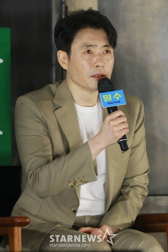 류승완 감독이 20일 오전 서울 광진구 롯데시네마 건대입구점에서 진행된 영화 '밀수'(감독 류승완) 제작발표회에 참석해 질문에 답하고 있다. 바다에 던져진 생필품을 건지며 생계를 이어가던 사람들 앞에 일생일대의 큰 판이 벌어지면서 휘말리는 해양범죄활극 '밀수'는 7월 26일 개봉한다. /2023.06.20 /사진=이동훈 기자 photoguy@