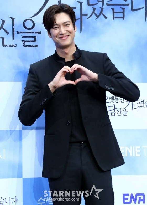 배우 나인우가 26일 오후 서울 구로구 신도림 더 세인트 웨딩에서 진행된 ENA 수목드라마 '오랫동안 당신을 기다렸습니다' 제작발표회에 참석해 포즈를 취하고 있다. '오랫동안 당신을 기다렸습니다'는 살인사건의 진범을 쫓던 형사가 가족의 감춰진 비밀과 욕망을 마주하게 되는 진실 추적극. 2023.07.26 /사진=김창현 기자 chmt@