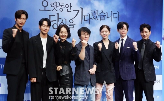 한철수 PD(가운데), 배우 나인우, 이규한, 배종옥, 김지은, 권율, 정상훈이 26일 오후 서울 구로구 신도림 더 세인트 웨딩에서 진행된 ENA 수목드라마 '오랫동안 당신을 기다렸습니다' 제작발표회에 참석해 포즈를 취하고 있다.  '오랫동안 당신을 기다렸습니다'는 살인사건의 진범을 쫓던 형사가 가족의 감춰진 비밀과 욕망을 마주하게 되는 진실 추적극. 2023.07.26 /사진=김창현 기자 chmt@