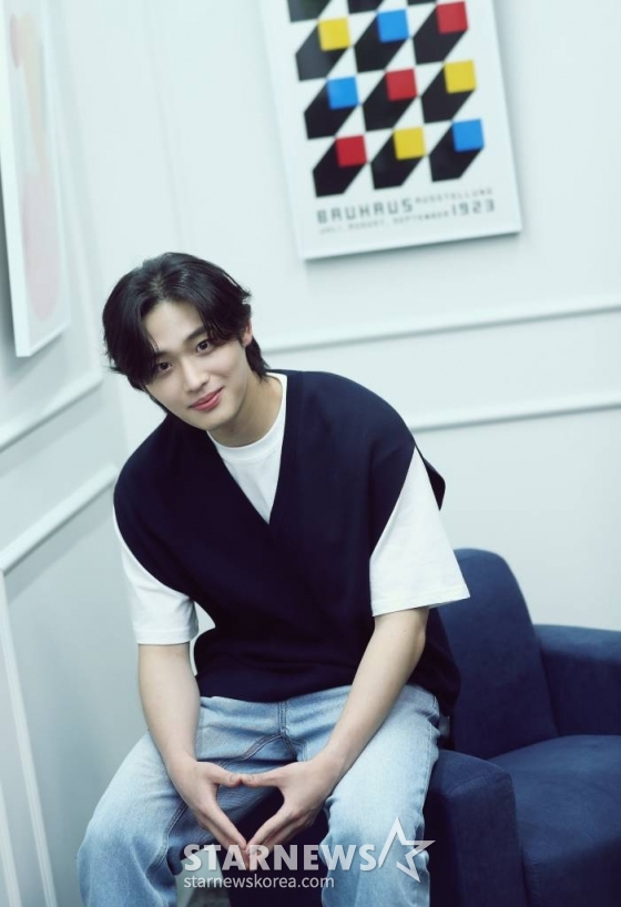 배우 이종혁이 서울 종로구 스타뉴스 사옥에서 진행된 웹드라마 '청담국제고등학교' 종영 인터뷰에 앞서 포즈를 취하고 있다. 이종혁은 극 중 청담국제고등학교 이사장의 아들 서도언 역을 맡았다. 이종혁은 불안정하고 유약한 모습에서 점차 단단해지는 서도언의 입체적인 변화를 섬세한 눈빛 연기로 표현했다. /사진=김창현 기자 chmt@