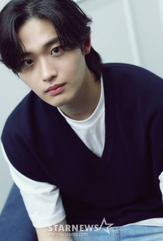 배우 이종혁이 서울 종로구 스타뉴스 사옥에서 진행된 웹드라마 '청담국제고등학교' 종영 인터뷰에 앞서 포즈를 취하고 있다. 이종혁은 극 중 청담국제고등학교 이사장의 아들 서도언 역을 맡았다. 이종혁은 불안정하고 유약한 모습에서 점차 단단해지는 서도언의 입체적인 변화를 섬세한 눈빛 연기로 표현했다. /사진=김창현 기자 chmt@