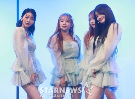 걸그룹 세러데이(SATURDAY)가 27일 오전 서울 마포구 유형빈 소극장에서 진행된 여섯 번째 싱글 ‘Find Summer’ 발매기념 쇼케이스에서 신곡을 선보이고 있다. /2023.07.27 /사진=이동훈 기자 photoguy@