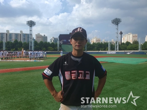 물금고 주장 공민서가 27일 서울 목동야구장에서 열린 제78회 청룡기 전국고교야구선수권대회 겸 주말리그 왕중왕전 결승전에서 경북고에 1-4로 패해 준우승한 직후 사진 촬영에 임하고 있다. /사진=김동윤 기자