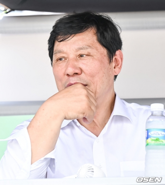 허구연 KBO 총재가 27일 서울 목동야구장에서 열린 제78회 청룡기 전국고교야구선수권대회 겸 주말리그 왕중왕전 결승 물금고-경북고전을 직접 찾았다.