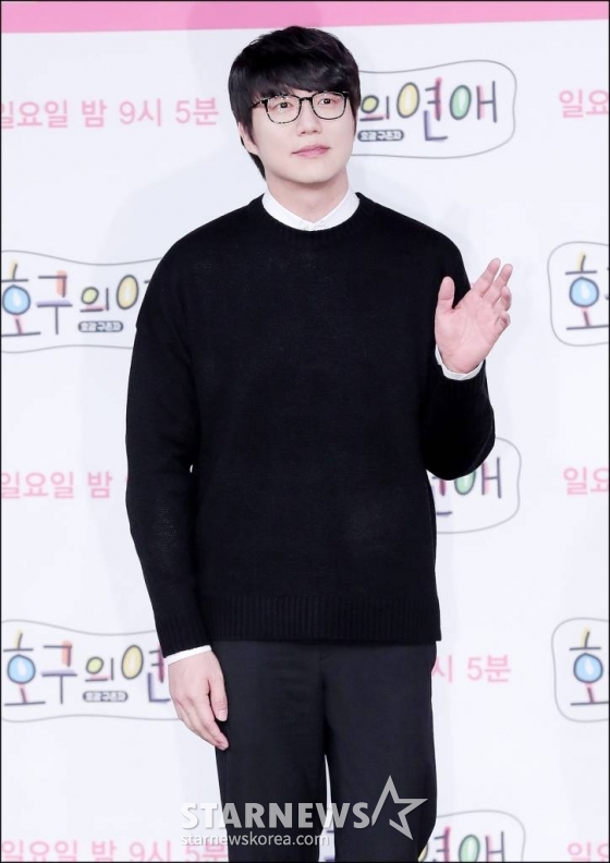 가수 성시경이 14일 오후 서울 마포구 상암동 MBC사옥에서 열린 예능 '호구의 연애' 제작발표회에 참석해 포즈를 취하고 있다. '호구의 연애'는 우리 주위에 있을법한 현실적인 '호감 구혼자' 5인과 여성 회원들이 여행 동호회를 이뤄 함께 여행을 떠나는 과정을 담는 리얼 로맨스 버라이어티다. 오는 17일 첫 방송. /사진=김창현 기자 chmt@