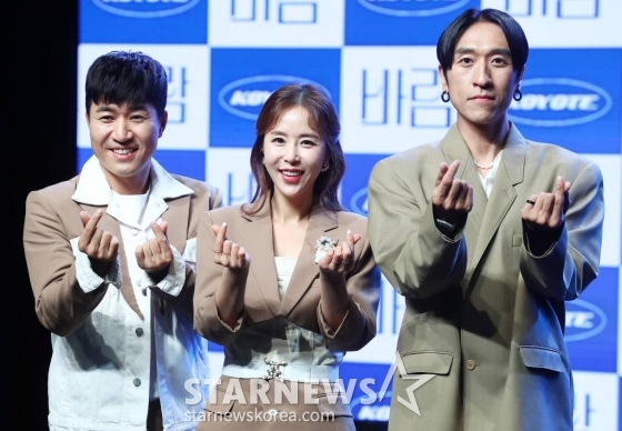 혼성그룹 코요태가 12일 서울 강남구 청담동 일지아트홀에서 진행된 디지털 싱글 '바람' 발매 기념 쇼케이스에 참석해 포즈를 취하고 있다. '바람'은 작곡팀 아크로펀치가 의기투합해 "가장 코요태스러운 음악을 만들어보자"는 슬로건을 내세워 완성한 곡으로, 신나는 일렉트로닉 댄스 리듬과 코요태의 시원한 보이스가 특징이다. 2023.07.12 /사진=김창현 기자 chmt@