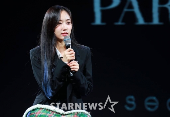 가수 서리(SEORI)가 22일 오전 서울 마포구 구름아래 소극장에서 진행된 신곡 '캔 스탑 디스 파티'(Can’t stop this party) 발매기념 음감회에서 질문에 답하고 있다.  '캔 스탑 디스 파티'는 사랑하는 사람에게 상처받은 뒤 고통과 좌절에서 헤어나오지 못하는 화자의 감정을 노래한 몽환적인 분위기의 곡이다. /2022.03.22 /사진=이동훈 기자 photoguy@