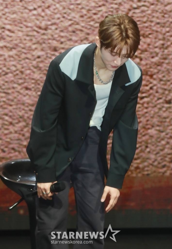 가수 비아이(B.I)가 1일 오후 서울 마포구 메세나폴리스에서 진행된 새 정규 앨범 '투 다이 포'(TO DIE FOR) 발매기념 쇼케이스에서 인사를 하고 있다.  이번 앨범에는 더블 타이틀곡 '겁도없이'(Dare to Love), 'Die for love'(다이 포 러브)를 비롯해 'To Die'(투 다이), '해일'(Wave), '망가진 장난감의 섬'(The Island of Misfit Toys)', '개가트닌생'(Beautiful Life), '구르믄' (Cloud Thought), 'TRUTH', 'MICHELANGELO 등 총 9곡의 신곡과, 2021년 11월 발매된 하프 앨범에 담긴 6곡 등 총 15곡이 수록됐다. /2023.06.01 /사진=이동훈 기자 photoguy@