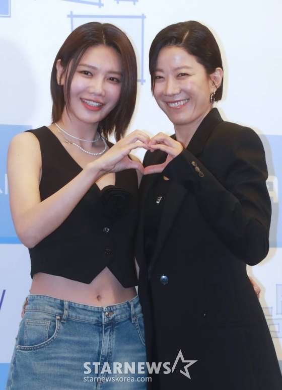 배우 최수영, 전혜진이 17일 오전 서울 마포구 스탠포드 호텔에서 진행된 지니TV 새 드라마 '남남' 제작발표회에 참석해 포즈를 취하고 있다. 철부지 엄마와 쿨한 딸의 남남 같은 대환장 한 집 살이와 그녀들의 썸과 사랑을 그린 드라마 '남남'은 17일 공개한다. /2023.07.17 /사진=이동훈 기자 photoguy@