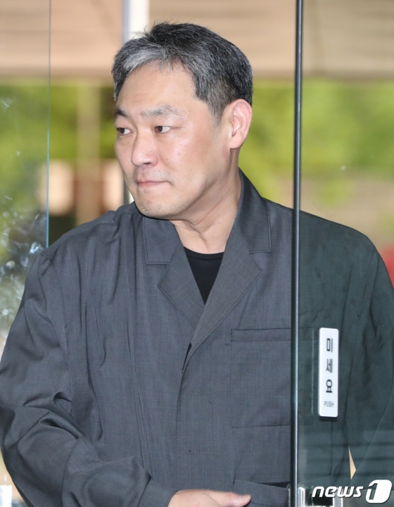 (서울=뉴스1) 허경 기자 = 정보통신망법상 명예훼손 혐의를 받는 김용호 전 스포츠월드 기자가 20일 서울 서초구 서울중앙지방법원에서 열린 선고 공판에 출석하고 있다. 조국 전 법무부 장관의 딸 조민 씨가 의학전문대학원에서 수입 스포츠카를 몰고 다닌다는 허위사실을 방송해 명예훼손 혐의로 재판에 넘겨진 가로세로연구소(가세연) 전현직 출연진 3명이 모두 무죄를 선고받았다. 2023.6.20/뉴스1 Copyright (C) 뉴스1. All rights reserved. 무단 전재 및 재배포 금지.