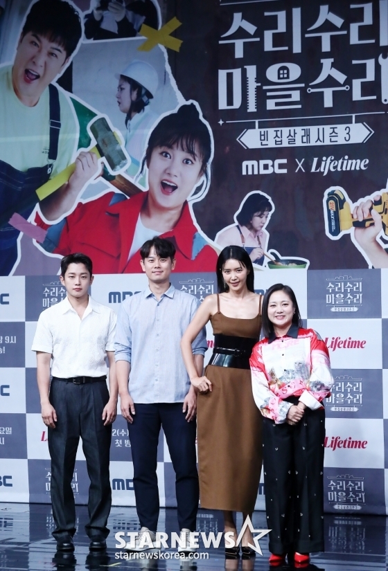 최원준 PD(왼쪽 두번째), 배우 김민석, 채정안, 방송인 박나래가 31일 오후 서울 마포구 상암동 MBC사옥에서 진행된 라이프타임 공동제작 빈집 재생 프로젝트 '빈집살래 시즌3-수리수리 마을수리' 제작발표회에 참석해 포즈를 취하고 있다.