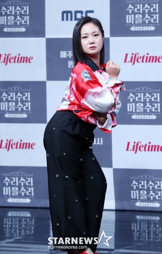방송인 박나래가 31일 오후 서울 마포구 상암동 MBC사옥에서 진행된 라이프타임 공동제작 빈집 재생 프로젝트 '빈집살래 시즌3-수리수리 마을수리' 제작발표회에 참석해 포즈를 취하고 있다.