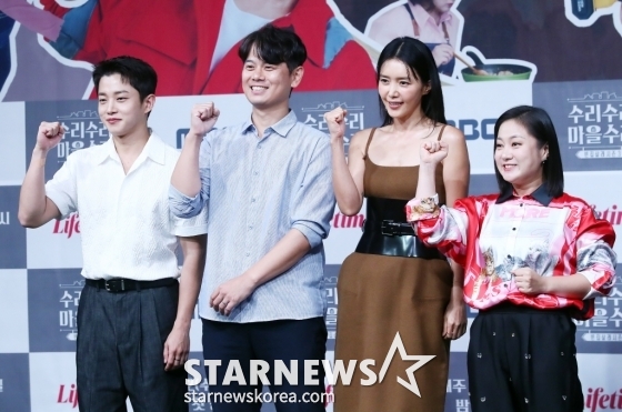 최원준 PD(왼쪽 두번째), 배우 김민석, 채정안, 방송인 박나래가 31일 오후 서울 마포구 상암동 MBC사옥에서 진행된 라이프타임 공동제작 빈집 재생 프로젝트 '빈집살래 시즌3-수리수리 마을수리' 제작발표회에 참석해 포즈를 취하고 있다. /사진=김창현 기자
