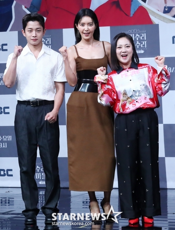배우 김민석, 채정안, 방송인 박나래가 31일 오후 서울 마포구 상암동 MBC사옥에서 진행된 라이프타임 공동제작 빈집 재생 프로젝트 '빈집살래 시즌3-수리수리 마을수리' 제작발표회에 참석해 포즈를 취하고 있다. /사진=김창현 기자