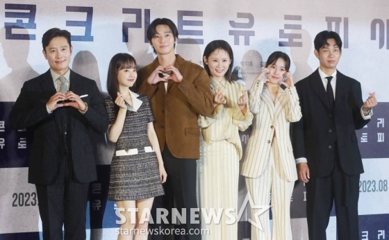 배우 이병헌, 박보영, 박서준, 김선영, 박지후, 김도윤이 21일 오전 서울 광진구 롯데시네마 건대입구점에서 진행된 영화 '콘크리트 유토피아'(감독 엄태화) 제작발표회에 참석해 포즈를 취하고 있다. 대지진으로 폐허가 되어 버린 서울, 유일하게 남은 황궁 아파트로 생존자들이 모여들며 시작되는 재난 드라마 '콘크리트 유토피아'는 오는 8월 개봉 예정이다. /2023.06.21 /사진=이동훈 기자 photoguy@