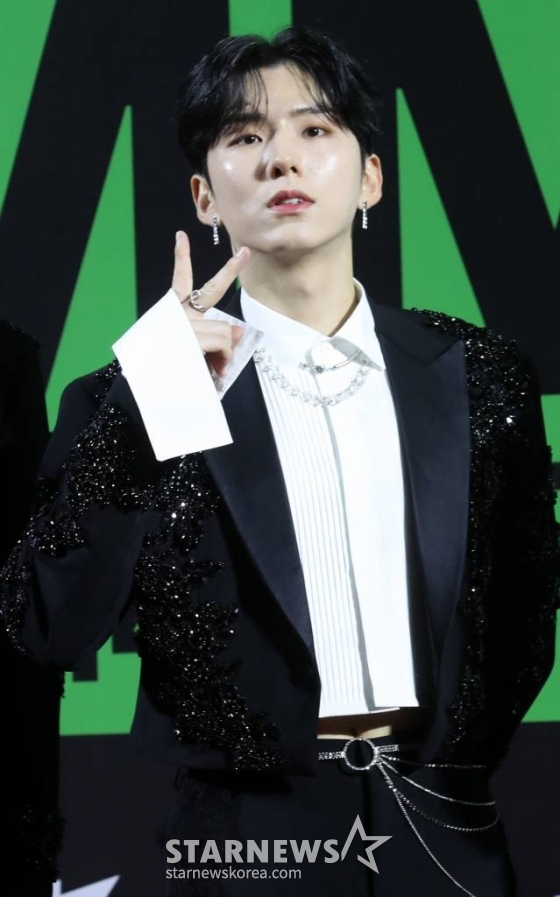 그룹 몬스타엑스 기현이 26일 오후 서울 구로구 고척스카이돔에서 열린 'MMA2022' 시상식 레드카펫에서 포즈를 취하고 있다. 2022.11.26 /사진=임성균 기자 tjdrbs23@