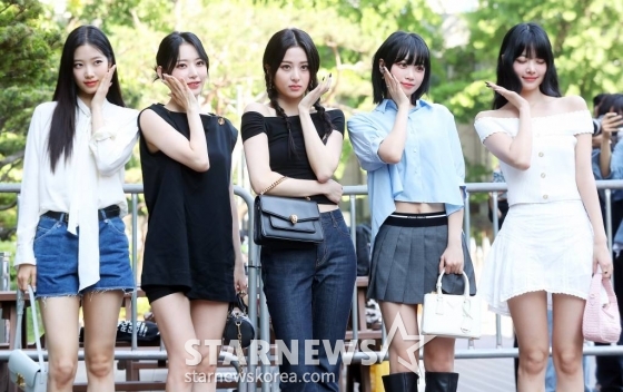 걸그룹 르세라핌이 19일 오전 서울 영등포구 여의도동 KBS 신관홀에서 진행된 '뮤직뱅크' 리허설에 참석하며 포즈를 취하고 있다. 2023.05.19 /사진=김창현 기자 chmt@