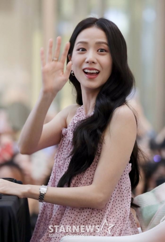 그룹 블랙핑크 지수가 1일 오후 서울 영등포구 타임스퀘어에서 열린 첫 번째 솔로 앨범 '미'(ME) 발매 기념 팬사인회에 참석해 팬들과 즐거운 시간을 보내고 있다. 2023.034.01 /사진=임성균 기자 tjdrbs23@