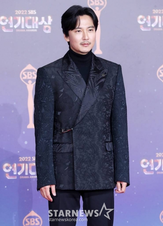 배우 김남길이 31일 오후 서울 마포구 상암동 SBS 프리즘타워에서 진행된 '2022 SBS 연기대상' 레드카펫에 참석해 포즈를 취하고 있다. 2022.12.31 /사진=김창현 기자 chmt@
