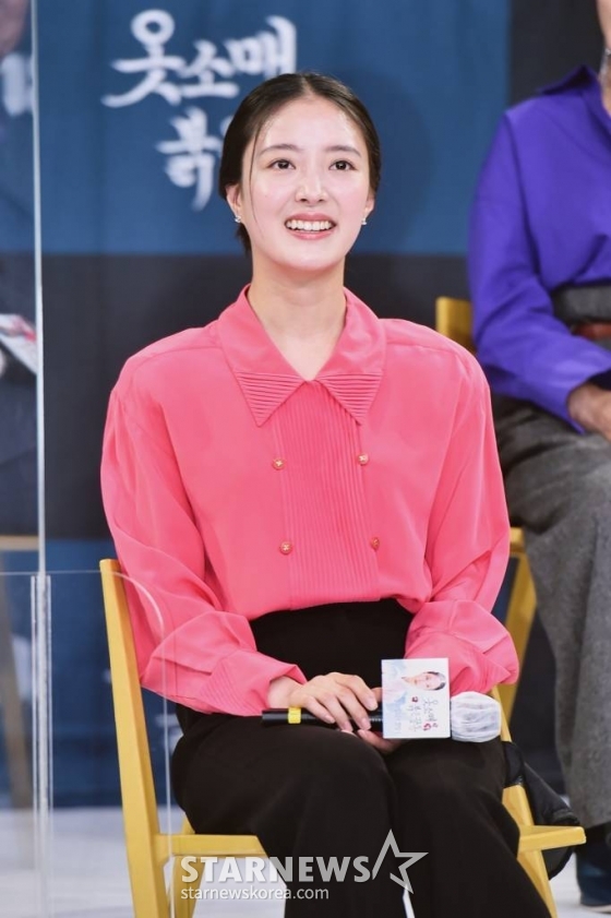배우 이세영이 11일 오후 온라인 생중계로 진행된 MBC 새 드라마 '옷소매 붉은 끝동' 제작발표회에 참석해 질문에 답하고 있다. 자신이 선택한 삶을 지키고자 한 궁녀와 사랑보다 나라가 우선이었던 제왕의 애절한 궁중 로맨스 '옷소매 붉은 끝동'은 오는 12일 첫 방송된다. /사진제공=MBC 2021.11.11 /사진=이동훈 기자 photoguy@