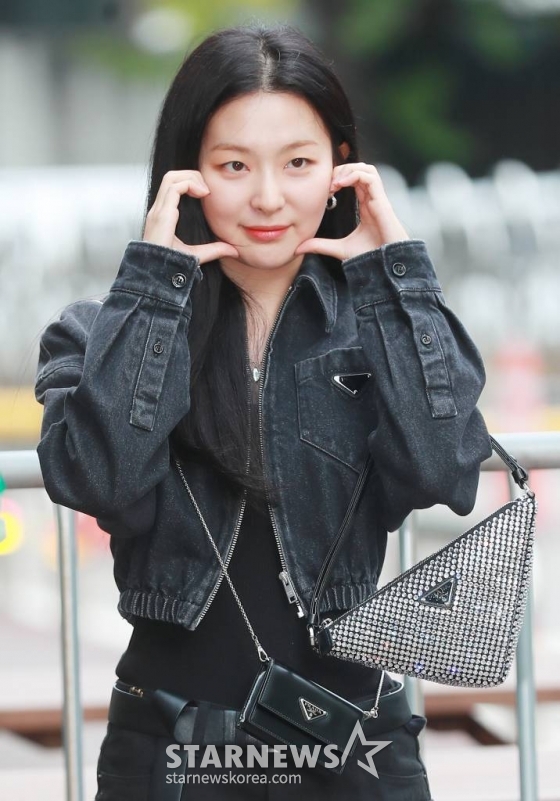 가수 슬기가 14일 오전 서울 여의도 KBS에서 진행된 뮤직뱅크 리허설을 위해 참석하며 포즈를 취하고 있다. /2022.10.14 /사진=이동훈 기자 photoguy@