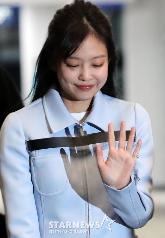 그룹 블랙핑크 제니가 미국 투어공연 일정을 위해 2일 오후 인천국제공항을 통해 통해 출국하고 있다. 2023.04.02 /사진=임성균 기자 tjdrbs23@