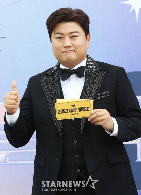 가수 김호중이 3일 오전 인천 남동체육관에서 진행된 KBS 2TV '불후의 명곡' 상반기 왕중왕전 레드카펫 행사에 참석해 포즈를 취하고 있다. 2023.07.03 /사진=김창현 기자 chmt@