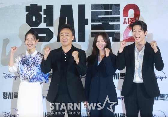 배우 김신록, 이성민, 경수진, 이학주가 3일 오후 서울 CGV용산아이파크몰에서 진행된 디즈니플러스 오리지널 시리즈 '형사록 시즌2' 언론시사회에 참석해 포즈를 취하고 있다.  협박범 '친구'의 숨은 배후를 쫓기 위해 다시 돌아온 강력계 형사 택록의 마지막 반격을 그린 웰메이드 범죄 스릴러 '형사록 시즌2'는 오는 5일 공개된다. /2023.07.03 /사진=이동훈 기자 photoguy@