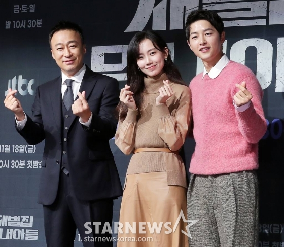 배우 이성민, 신현빈, 송중기가 17일 오후 서울 영등포구 여의도동 페어몬트 앰배서더 서울에서 열린 JTBC 금토일드라마 '재벌집 막내아들' 제작발표회에 참석해 포즈를 취하고 있다.  '재벌집 막내아들'은 재벌 총수 일가의 오너리스크를 관리하는 비서 윤현우(송중기 분)가 재벌가의 막내아들 진도준(송중기 분)으로 회귀해 인생 2회차를 사는 판타지 회귀물이다. 오는 18일 첫 방송. / 2022.11.17 /사진=김창현 기자 chmt@