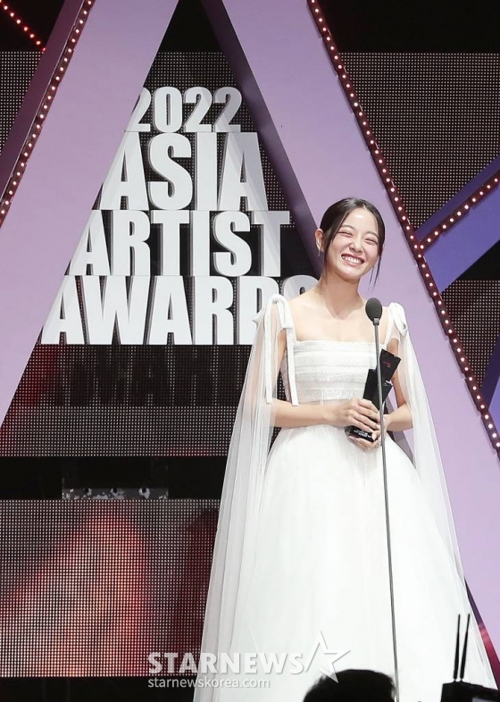 배우 김세정이 '2022 Asia Artist Awards IN JAPAN'(2022 아시아 아티스트 어워즈, 이하 2022 AAA)에서 수상의 기쁨을 누리고 있다. 2022.12.13 /사진=김창현 기자 chmt@