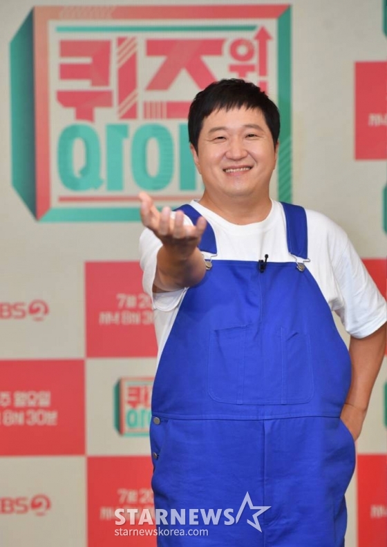 개그맨 정형돈이 20일 오후 온라인 생중계로 진행된 KBS 2TV 예능프로그램 '퀴즈 위의 아이돌' 제작발표회에서 포즈를 취하고 있다. /사진제공=KBS /사진=이동훈 기자 photoguy@
