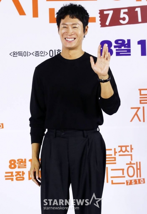 배우 진선규가 14일 오전 서울 광진구 건대입구 롯데시네마에서 진행된 영화 '달짝지근해:7510' 제작보고회에 참석해 포즈를 취하고 있다.  '달짝지근해:7510'은 과자밖에 모르는 천재적인 제과 연구원 치호(유해진 분)가 직진 밖에 모르는 세상 긍정 마인드의 일영(김희선 분)을 만나면서 인생의 맛이 버라이어티하게 바뀌는 이야기다. 내달 15일 개봉. 2023.07.14 /사진=김창현 기자 chmt@