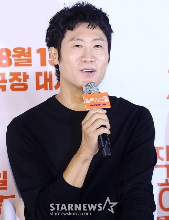 배우 진선규가 14일 오전 서울 광진구 건대입구 롯데시네마에서 진행된 영화 '달짝지근해:7510' 제작보고회에 참석해 인사말을 하고 있다. '달짝지근해:7510'은 과자밖에 모르는 천재적인 제과 연구원 치호(유해진 분)가 직진밖에 모르는 세상 긍정 마인드의 일영(김희선 분)을 만나면서 인생의 맛이 버라이어티하게 바뀌는 이야기다. 내달 15일 개봉. 2023.07.14 /사진=김창현 기자 chmt@
