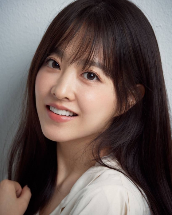 배우 박보영이 2일 오전 서울 종로구 삼청동의 한 카페에서 진행된 영화 '콘크리트 유토피아' 개봉 관련 인터뷰를 위해 포즈를 취하고 있다.  박보영은 극 중 박서준과 신혼부부로 재난 속에서도 신념을 잃지 않으려는 '명화' 역을 맡았다.  '콘크리트 유토피아'는 대지진으로 폐허가 되어 버린 서울, 유일하게 남은 황궁 아파트로 생존자들이 모여들며 시작되는 이야기를 그린 영화. 오는 9일 개봉. / 사진제공 = BH엔터테인먼트 /사진=김창현