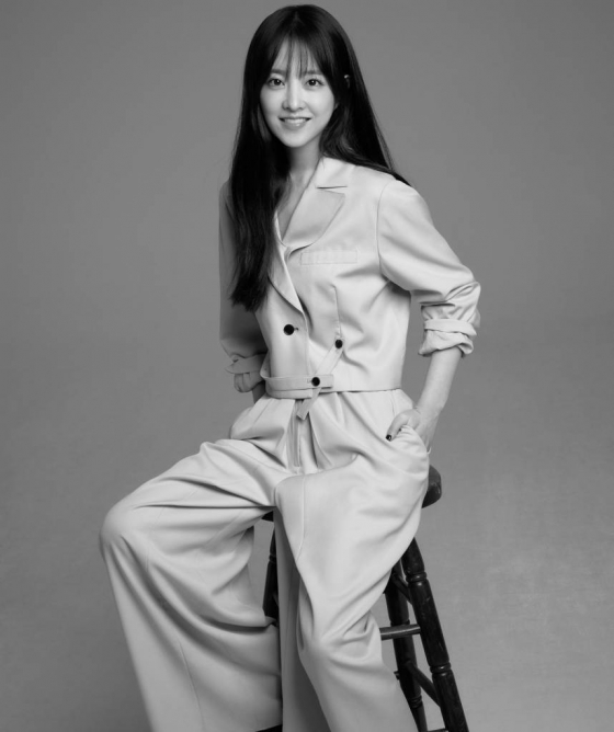 배우 박보영이 2일 오전 서울 종로구 삼청동의 한 카페에서 진행된 영화 '콘크리트 유토피아' 개봉 관련 인터뷰를 위해 포즈를 취하고 있다.  박보영은 극 중 박서준과 신혼부부로 재난 속에서도 신념을 잃지 않으려는 '명화' 역을 맡았다.  '콘크리트 유토피아'는 대지진으로 폐허가 되어 버린 서울, 유일하게 남은 황궁 아파트로 생존자들이 모여들며 시작되는 이야기를 그린 영화. 오는 9일 개봉. / 사진제공 = BH엔터테인먼트 /사진=김창현