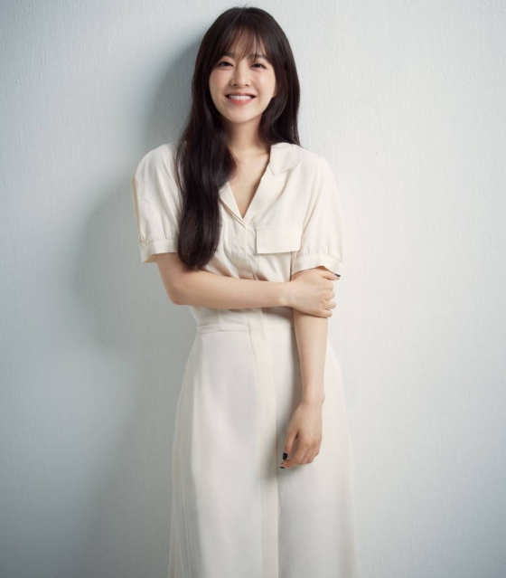 배우 박보영이 2일 오전 서울 종로구 삼청동의 한 카페에서 진행된 영화 '콘크리트 유토피아' 개봉 관련 인터뷰를 위해 포즈를 취하고 있다.  박보영은 극 중 박서준과 신혼부부로 재난 속에서도 신념을 잃지 않으려는 '명화' 역을 맡았다.  '콘크리트 유토피아'는 대지진으로 폐허가 되어 버린 서울, 유일하게 남은 황궁 아파트로 생존자들이 모여들며 시작되는 이야기를 그린 영화. 오는 9일 개봉. / 사진제공 = BH엔터테인먼트 /사진=김창현