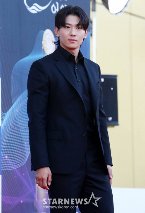 방송인 덱스가 19일 오후 인천 파라다이스 시티에서 열린 '제2회 청룡시리즈어워즈(Bluedragon Series Awards)' 레드카펫 행사에 참석하고 있다. '청룡시리즈어워즈'는 넷플릭스부터 디즈니+(플러스), 시즌, 애플TV+(플러스), 왓챠, 웨이브, 카카오TV, 쿠팡플레이, 티빙이 제작하거나 투자한 국내 드라마와 예능을 대상으로 한 국내 최초, 단독 시상식이다. 2023.07.19 /사진=김창현 기자 chmt@