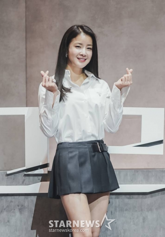 배우 이시영이 16일 오전 온라인 생중계로 진행된 디즈니플러스 오리지널 드라마 '그리드'(감독 리건) 제작발표회에 참석해 포즈를 취하고 있다.  태양풍으로부터 인류를 구원한 방어막 '그리드'를 탄생시킨 채 사라진 미지의 존재 '유령'이 24년 만에 살인마의 공범으로 다시 나타난 후, 저마다의 목적을 위해 그를 쫓는 사람들의 이야기를 그린 미스터리 추적 스릴러 '그리드'는 오늘(16일) 공개된다. /사진제공=디즈니플러스 2022.02.16 /사진=이동훈 기자 photoguy@
