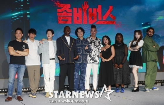 문상돈PD, 박진경CP, 딘딘, 조나단, 홍성우, 유희관, 박나래, 파트리샤, 츠키, 노홍철이 8일 오전 서울 마포구 호텔 나루에서 진행된 넷플릭스 새 예능 '좀비버스' 제작발표회에 참석해 포즈를 취하고 있다. /사진=이동훈 기자