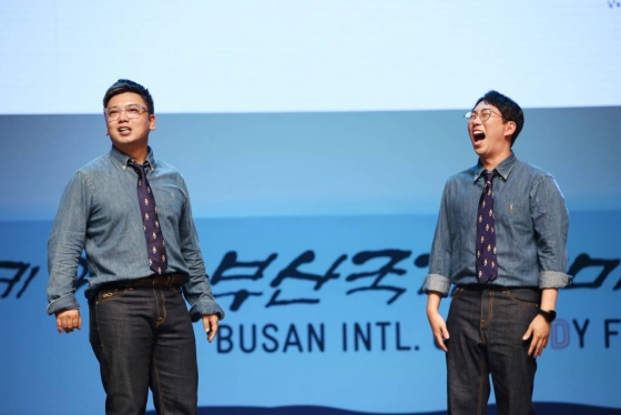 코미디언 곽범, 이창호가 20일 오후 온라인으로 생중계된 제 9회 '부산국제코디미페스티벌' 개막식에 멋진 공연을 선보이고 있다. 제9회 '부산국제코미디페스티벌'은 20일 시작으로 오는 29일까지 10일간 개최된다. 모든 공연은 온라인으로 진행되며, 틱톡과 트위치를 통해 무료로 만나볼 수 있다. 각 공연의 생중계 플랫폼 정보는 '부코페' 공식 홈페이지 또는 SNS에서 확인할 수 있다. 또한 코로나19 방역을 위해 정부의 방역지침을 철저히 따르며 확산방지에 만전을 기할 계획이다. / 사진제공 = 부산국제코메디페스티벌 /사진=김창현 기자 chmt@