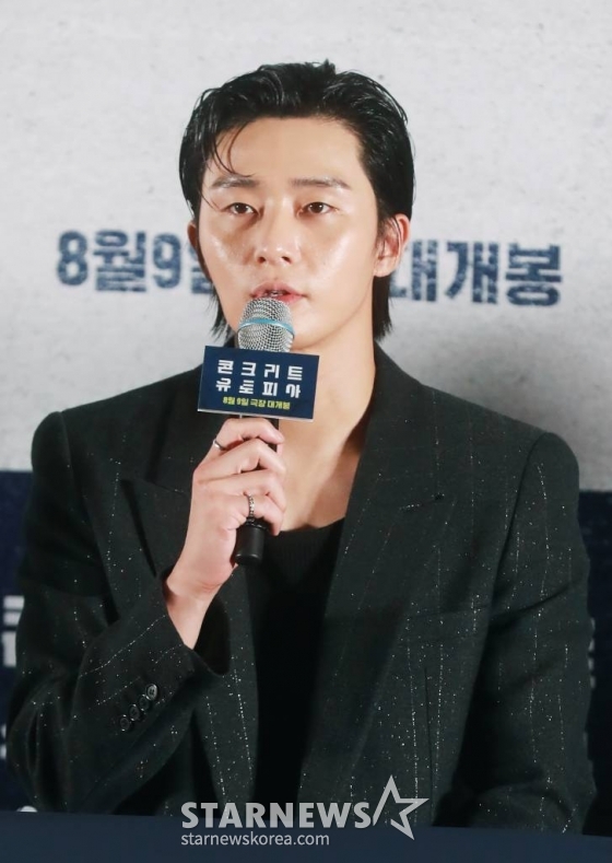 배우 박서준이 31일 오후 서울 롯데시네마 월드타워점에서 진행된 영화 '콘크리트 유토피아'(감독 엄태화) 언론시사회에 참석해 질문에 답하고 있다. 대지진으로 폐허가 되어 버린 서울, 유일하게 남은 황궁 아파트로 생존자들이 모여들며 시작되는 재난 드라마 '콘크리트 유토피아'는 오는 8월 9일 개봉한다. /2023.07.31 /사진=이동훈